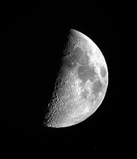 上弦の月の画像
